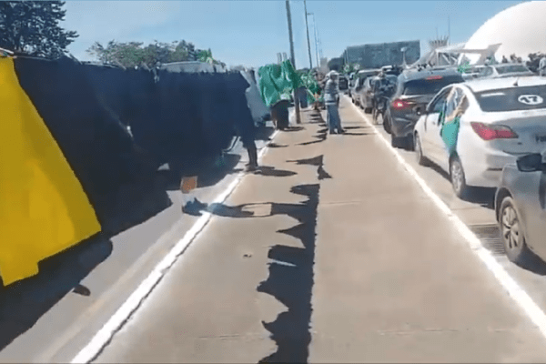 Manifestação de apoio a Bolsonaro em Brasília pede fim de lockdown