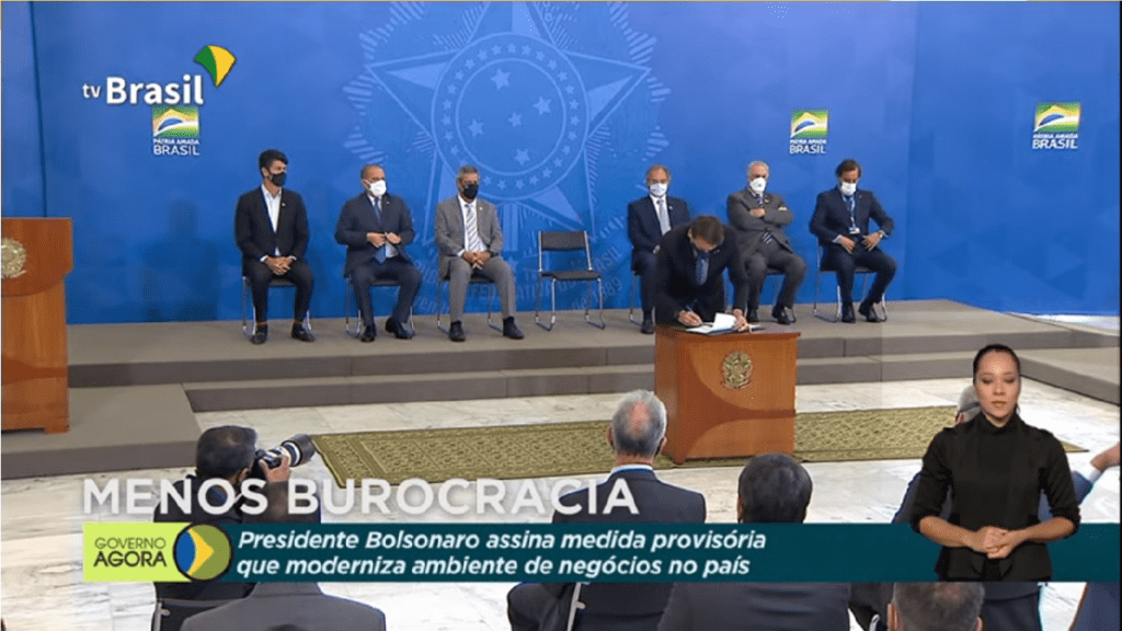 Presidente Bolsonaro assina MP para modernizar ambiente de negócios no Brasil