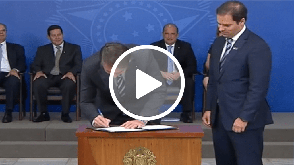 Presidente Bolsonaro assina MP que auxilia empresas a manter empregos