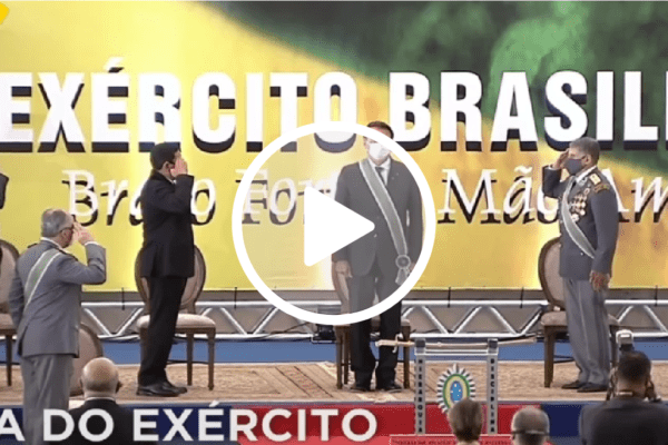 Presidente Bolsonaro participa de cerimônia em homenagem ao Dia do Exército