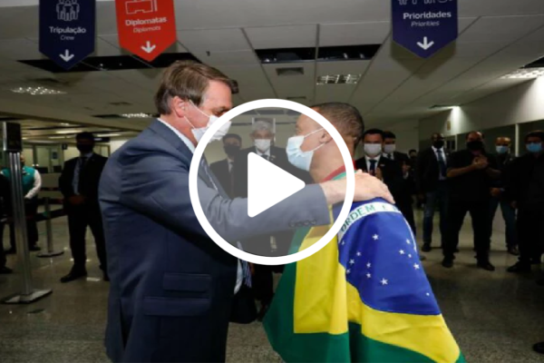 Robson chega ao Brasil e é recebido por Jair Bolsonaro