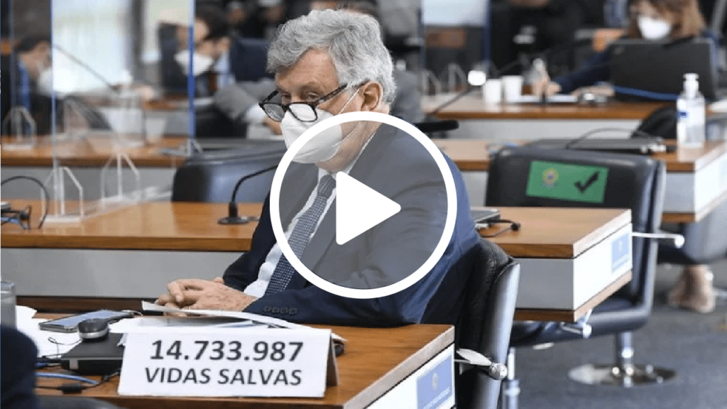 Senador Luis Carlos exibe placa com números de recuperados, em contraponto a Renan Calheiros