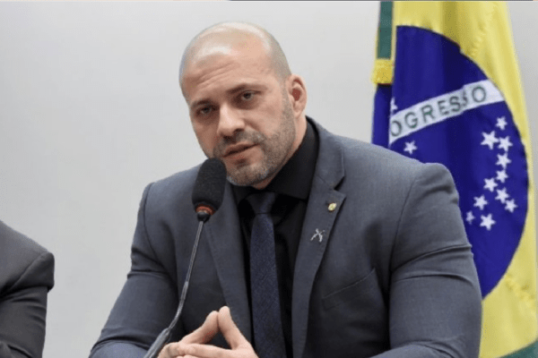 Após vaquinha feita por deputados, Daniel Silveira paga fiança