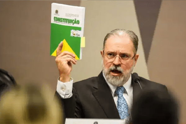 Augusto Aras diz entender que STF não pode obrigar Bolsonaro a usar máscara