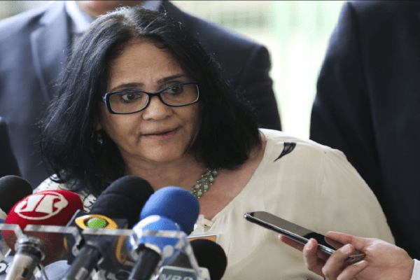 MPF investiga ministra Damares Alves por gastar abaixo do orçamento