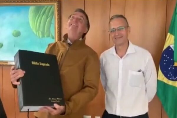 Em live, Bolsonaro exibe bíblia toda escrita à mão "Ganhei. Pesa uns dez quilos"