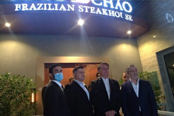 Jair Bolsonaro é recebido aos gritos de "mito" durante jantar em Dubai