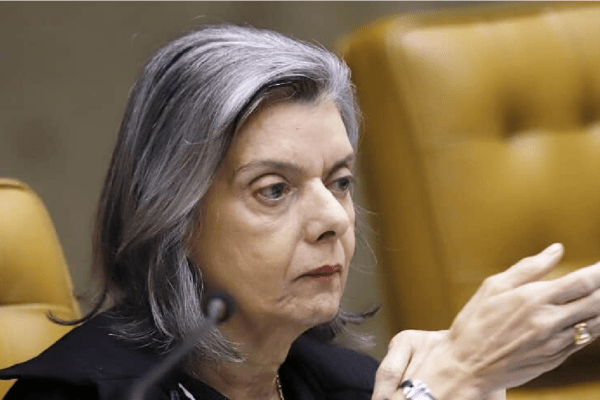 Cármen Lúcia vota para suspender portaria do governo federal que proíbe demissão de não vacinados