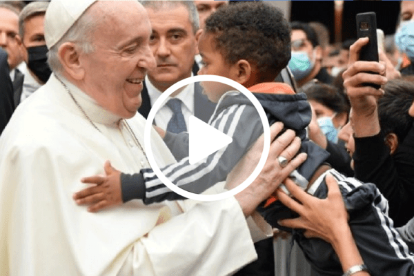 Em discurso no Vaticano, Papa lamenta que famílias substituam crianças por animais de estimação