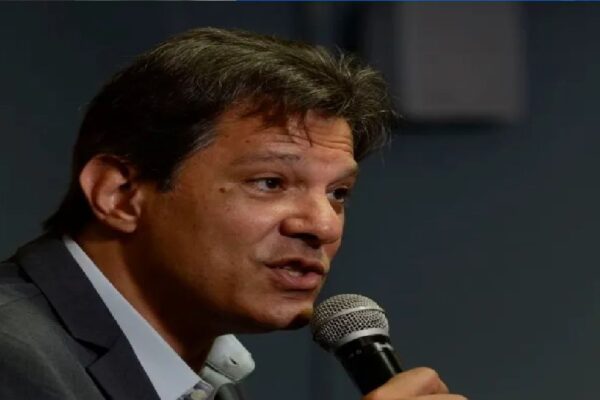 Fernando Haddad diz que Bolsonaro teve "dor de barriga conveniente"