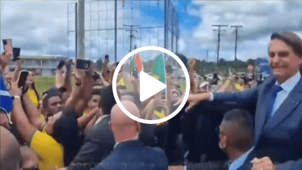 Presidente Bolsonaro é acolhido em Paramaribo, no Suriname, por multidão aos gritos de "mito" 