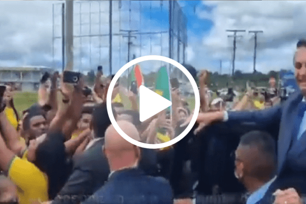 Presidente Bolsonaro é acolhido em Paramaribo, no Suriname, por multidão aos gritos de "mito"