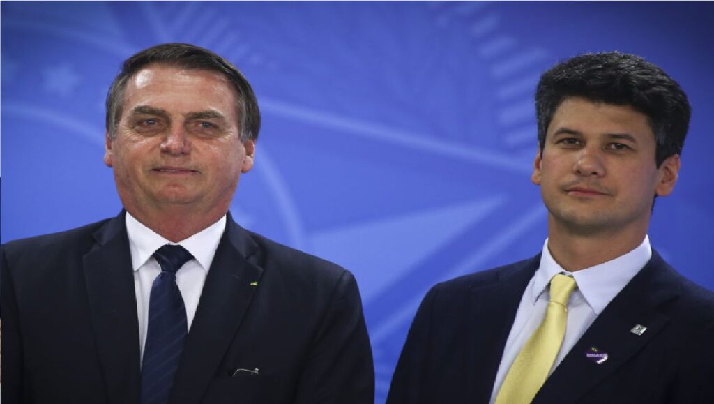 Presidente Bolsonaro exibe relatório detalhado sobre BNDES durante governo do PT
