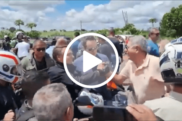 Presidente Bolsonaro faz passeio de moto e atrai apoiadores em todas as paradas