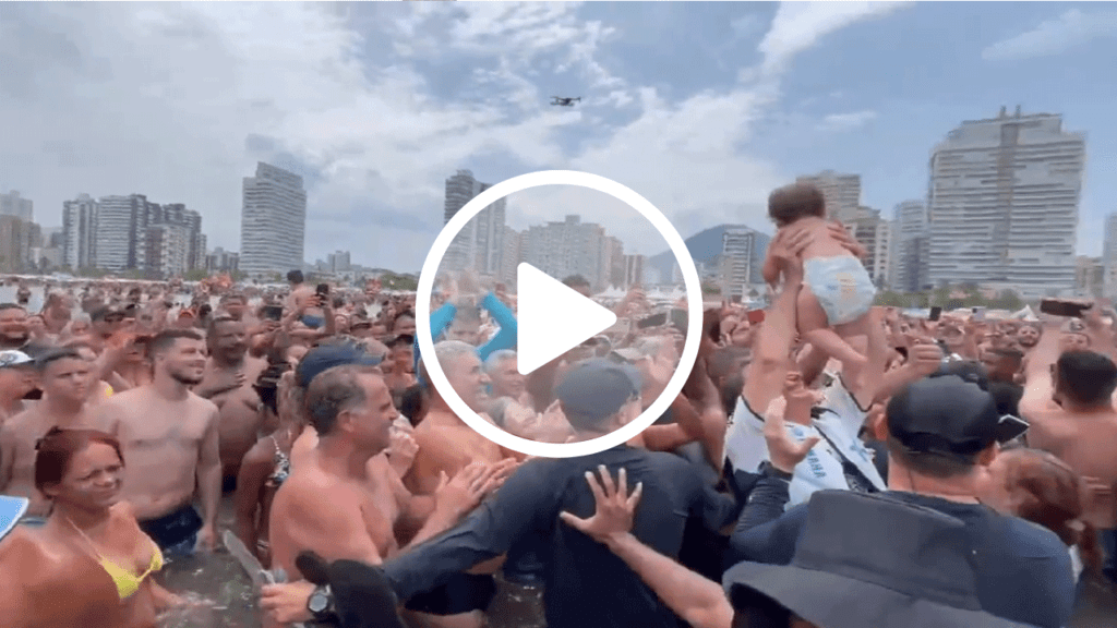 Bolsonaro arrasta multidão em Santos (SP) e assessor especial do presidente dispara "Pesquisa datapraia realizada com sucesso!"