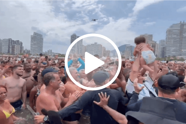 Bolsonaro arrasta multidão em Santos (SP) e assessor especial do presidente dispara "Pesquisa datapraia realizada com sucesso!"
