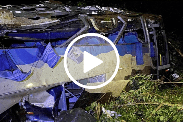 Tragédia: Ônibus cai em ribanceira e deixa ao menos 10 mortos no Paraná