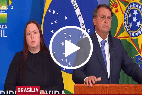 Indignado, Bolsonaro sobe o tom contra ministros do TSE, e defende primeira-dama de perseguição: "Canalhas!"