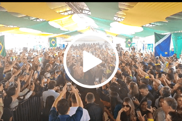 Presidente Bolsonaro atrai impressionante multidão a local de entrega de residenciais em Campo Grande (MS)